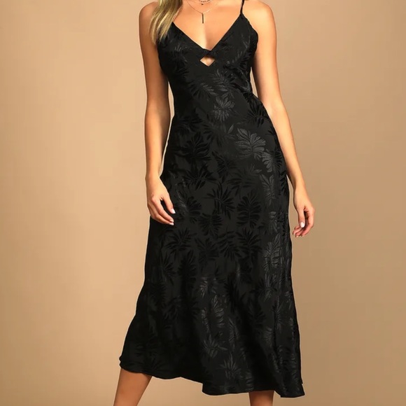 Lulus Dresses & Skirts - Lulus black midi dress!